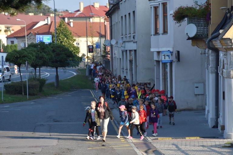 Studenti a žáci se  k Bečvě začali stěhovat již  před osmou hodinou.