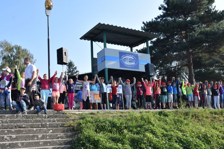 Živý řetěz nejprve jednou na zkoušku a poté za zvuků hymny naostro