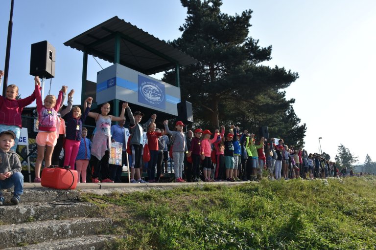 Živý řetěz nejprve jednou na zkoušku a poté za zvuků hymny naostro