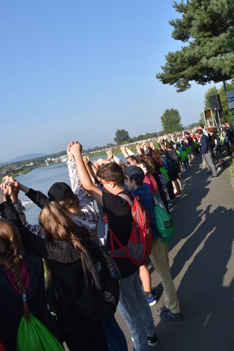 Živý řetěz nejprve jednou na zkoušku a poté za zvuků hymny naostro