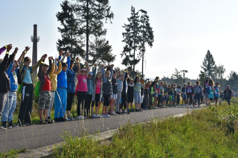 Živý řetěz nejprve jednou na zkoušku a poté za zvuků hymny naostro