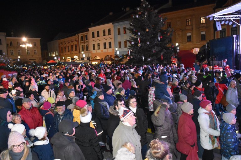 Plné náměstí očekávalo rozsvícení stromu