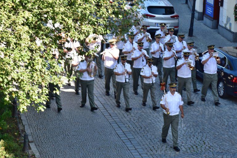 Vojáci přicházejí na náměstí za doprovodu Vojenské hudby Olomouc