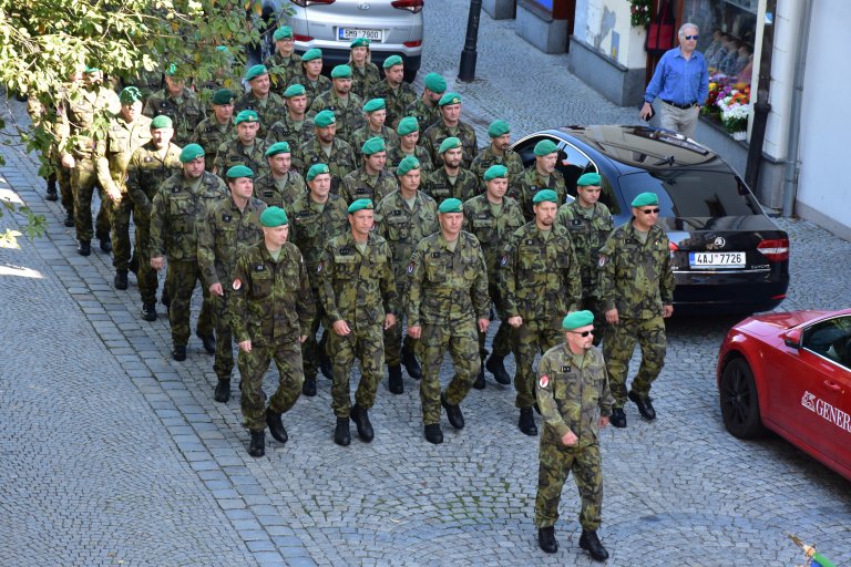 Vojáci pochodují na Masarykovo náměstí