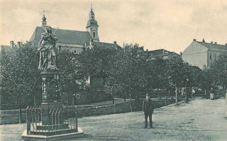Socha, jak vypadala v roce  1903