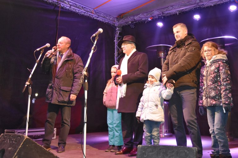 Starosta J. Kudláček odpočítal rozsvícení Vánočního stromu