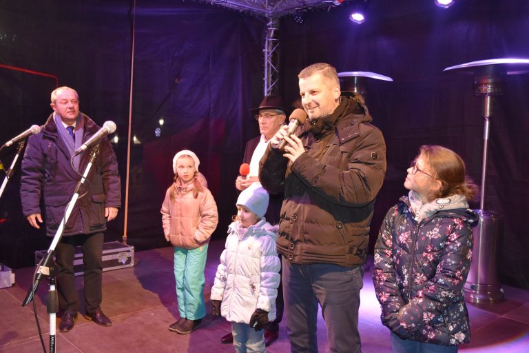 V pět hodin pozdravil přítomné starosta J. Kudláček a oba místostarostové -.Vl. Juračka a D. Vitonský