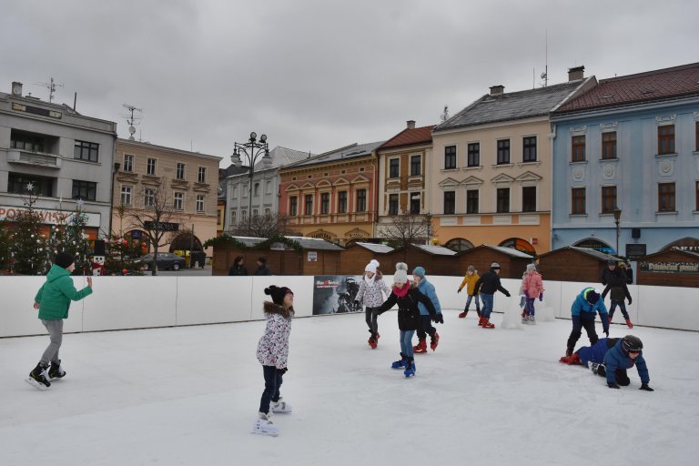 Dopoledne patří kluziště zejména školám a školkám