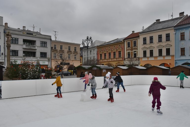 Dopoledne patří kluziště zejména školám a školkám