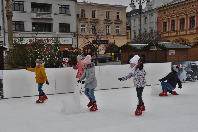 Dopoledne patří kluziště zejména školám a školkám