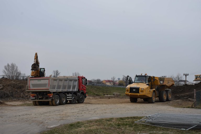 Na stavbě probíhají zemní práce