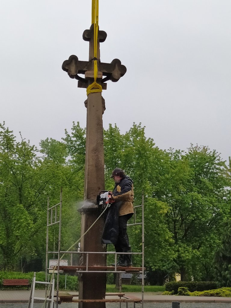 Kříž čeká oprava