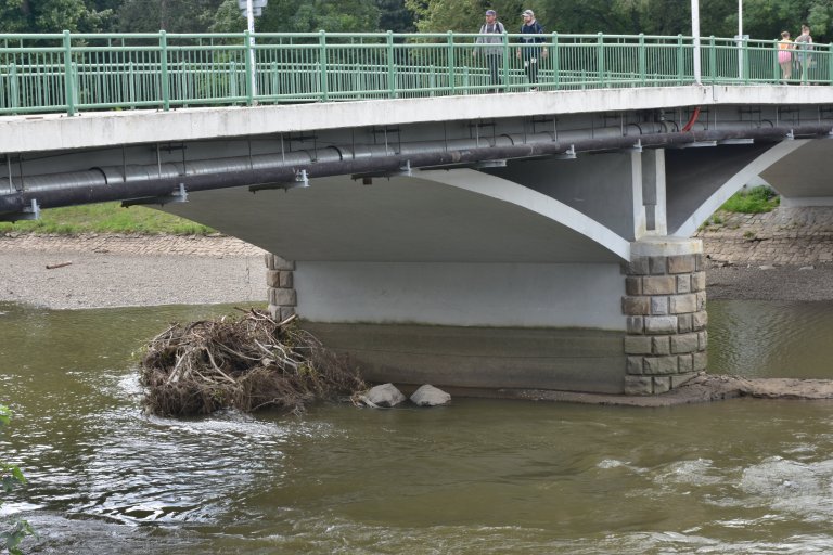 Na pilíři mostu jsou stopy nedávné zvýšené hladiny Bečvy