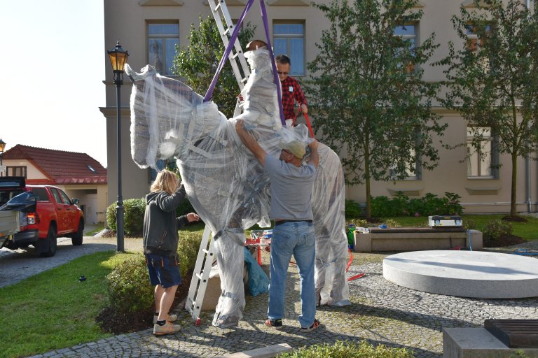 Instalace sochy T. G. Masaryka na Školní náměstí