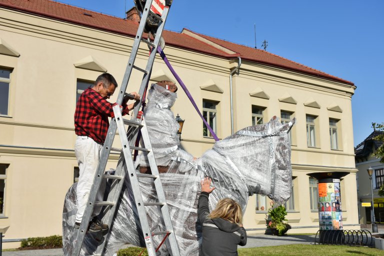 Instalace sochy T. G. Masaryka na Školní náměstí