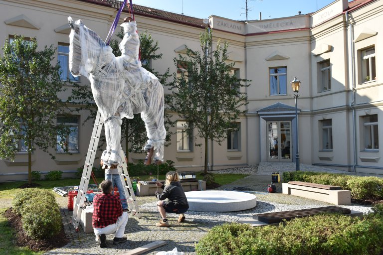 Instalace sochy T. G. Masaryka na Školní náměstí