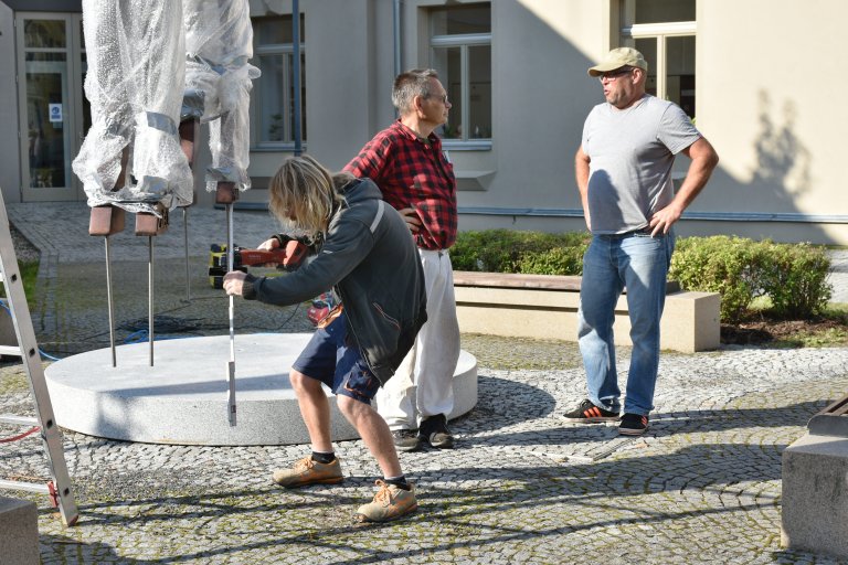 Instalace sochy T. G. Masaryka na Školní náměstí