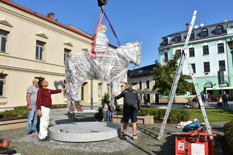 Instalace sochy T. G. Masaryka na Školní náměstí