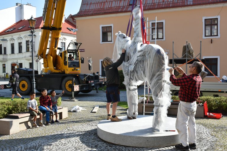 Instalace sochy T. G. Masaryka na Školní náměstí