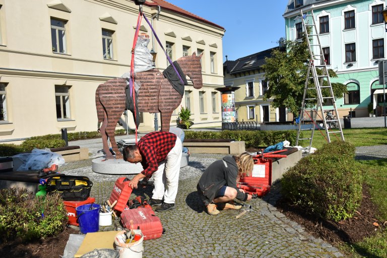 Instalace sochy T. G. Masaryka na Školní náměstí