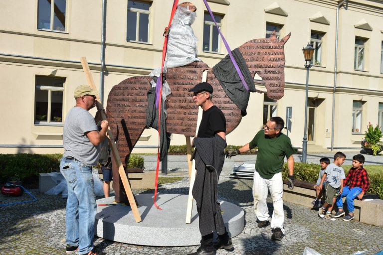 Instalace sochy T. G. Masaryka na Školní náměstí