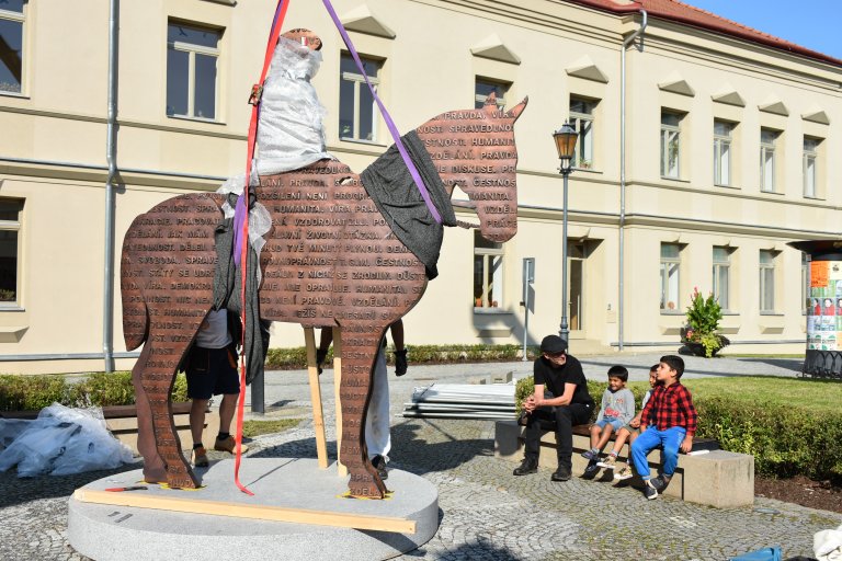 Instalace sochy T. G. Masaryka na Školní náměstí