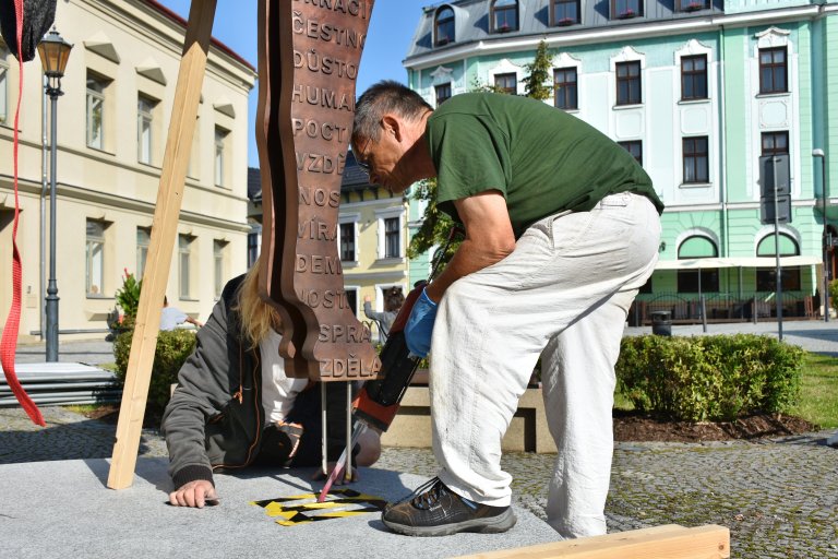 Instalace sochy T. G. Masaryka na Školní náměstí