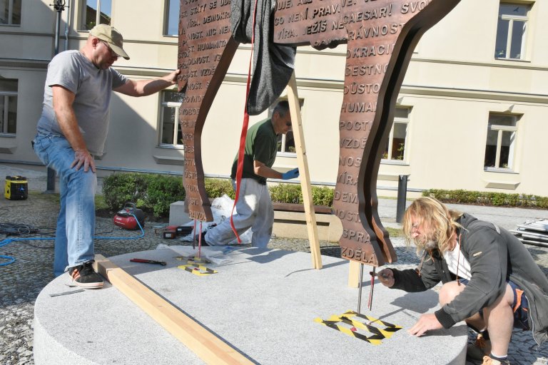 Instalace sochy T. G. Masaryka na Školní náměstí