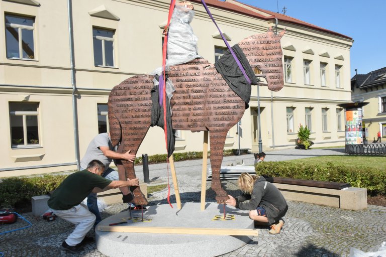 Instalace sochy T. G. Masaryka na Školní náměstí