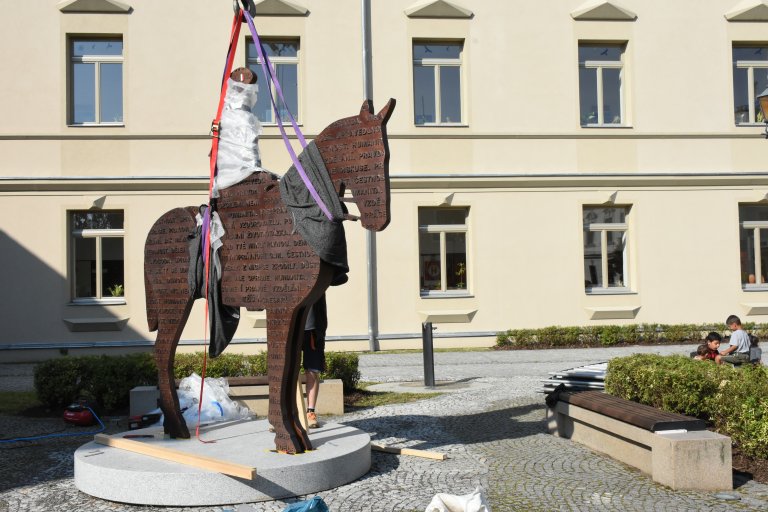 Instalace sochy T. G. Masaryka na Školní náměstí