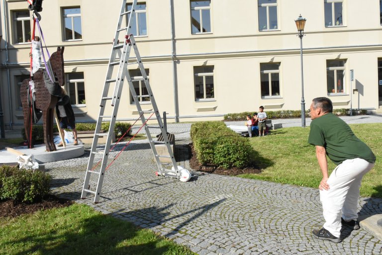 Instalace sochy T. G. Masaryka na Školní náměstí