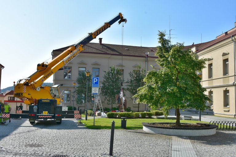 Instalace sochy T. G. Masaryka na Školní náměstí