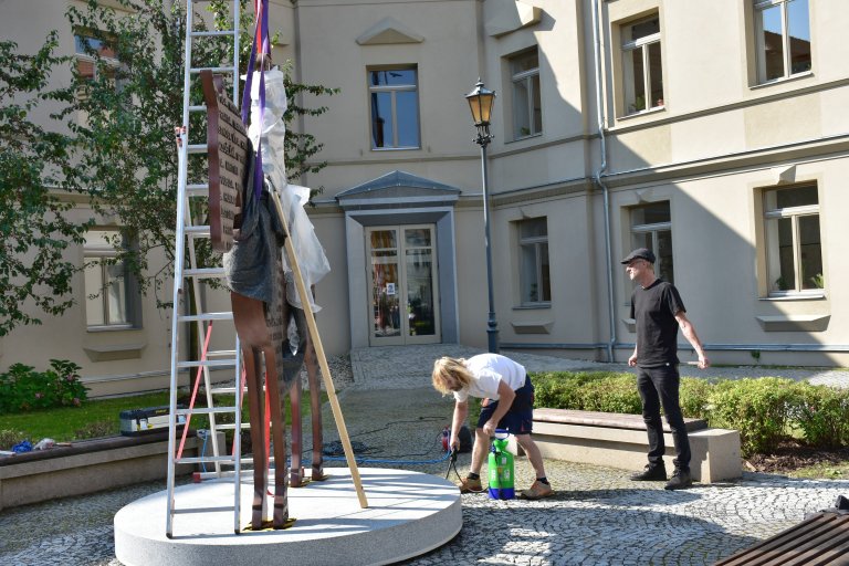 Instalace sochy T. G. Masaryka na Školní náměstí