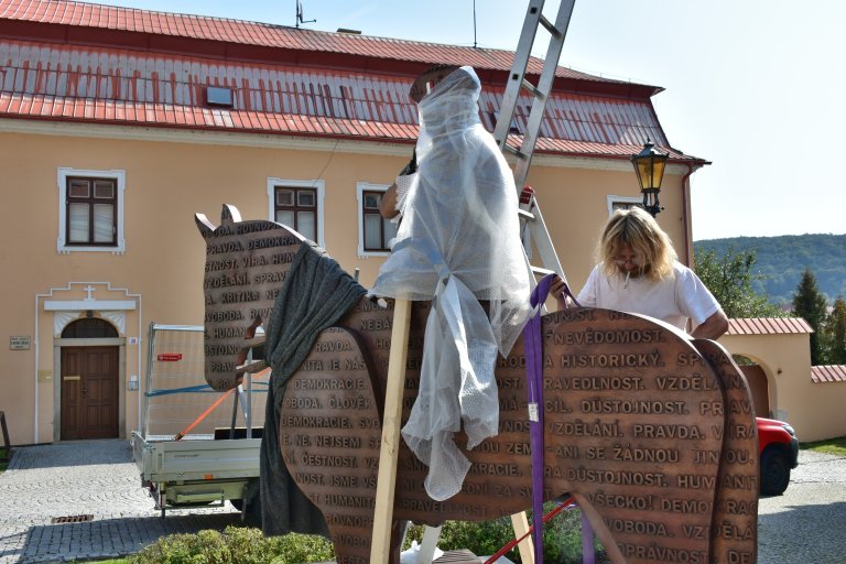 Instalace sochy T. G. Masaryka na Školní náměstí