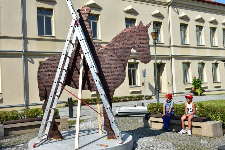 Instalace sochy T. G. Masaryka na Školní náměstí