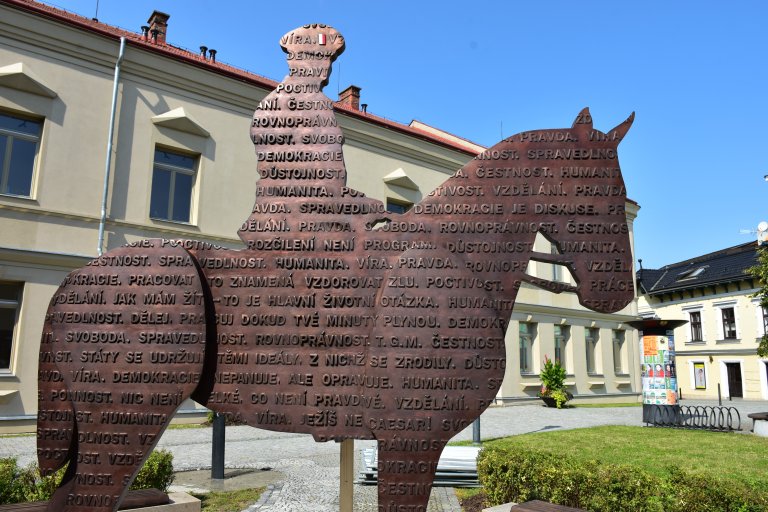 Instalace sochy T. G. Masaryka na Školní náměstí