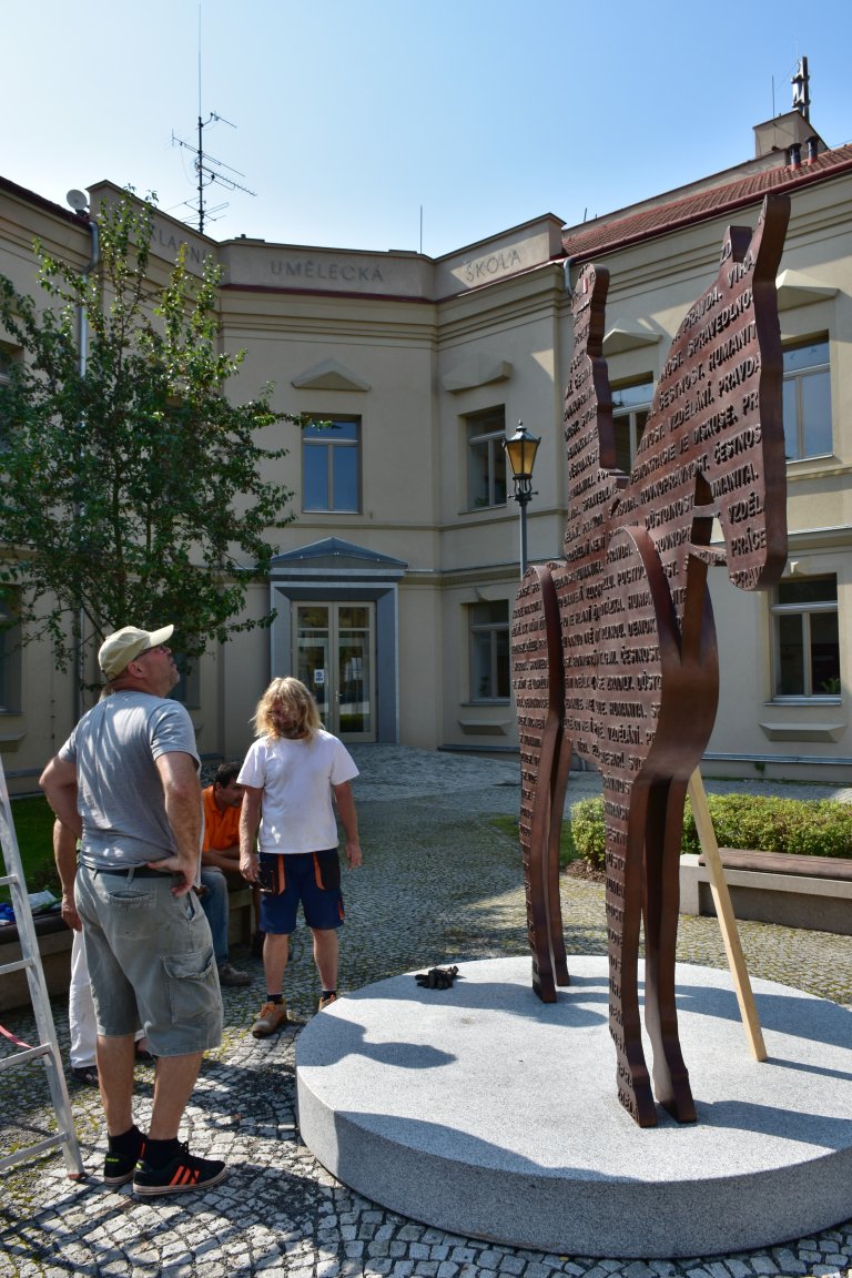 Instalace sochy T. G. Masaryka na Školní náměstí