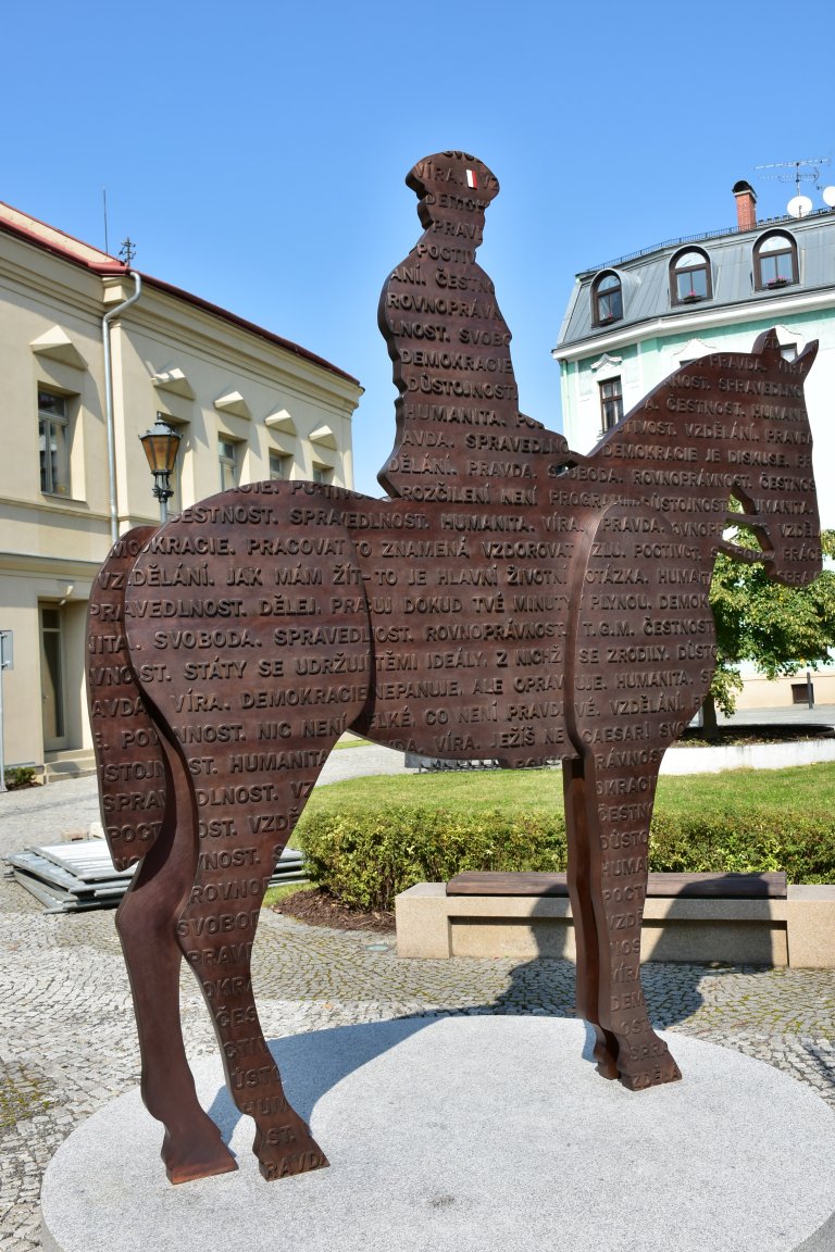 Instalace sochy T. G. Masaryka na Školní náměstí
