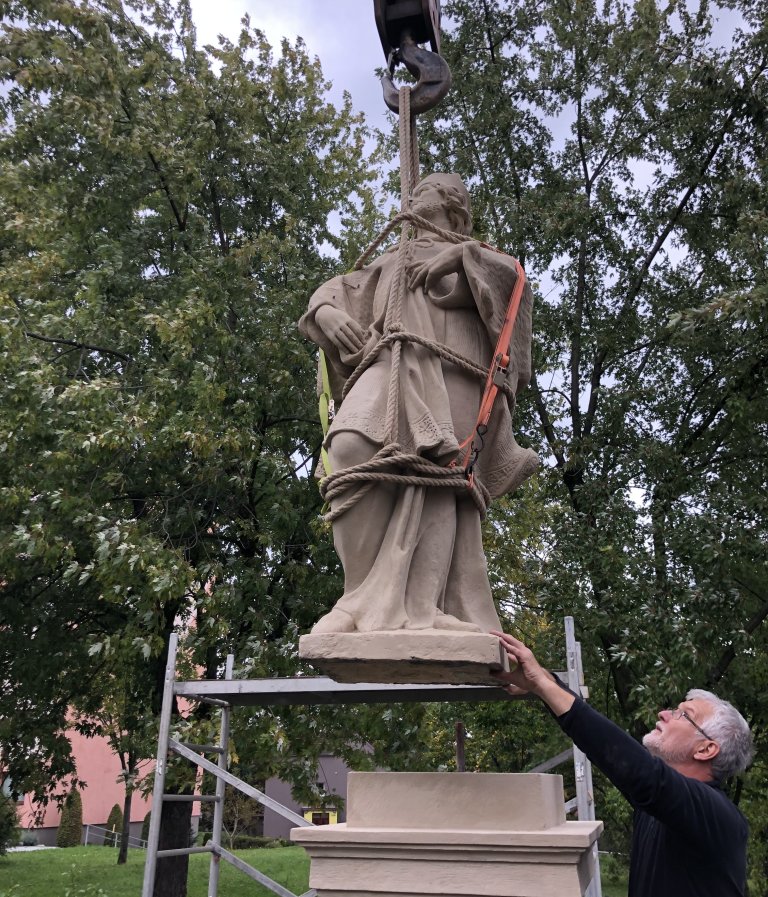 Instalace sochy Sv. Jana Nepomuckého