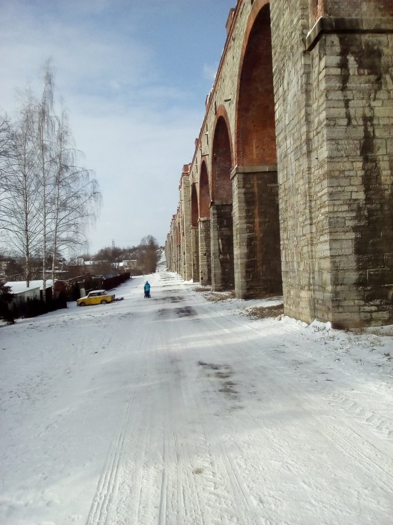 Cesta podél viaduktů