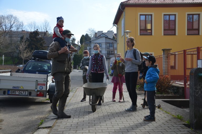 Do úklidu se výrazně zapojili skauti