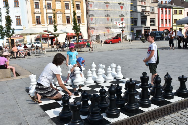 Mladí šachisté zápasili s velkými šachy