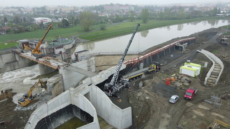 Stavba jezu z výšky: Zdroj  Metrostav a.s.