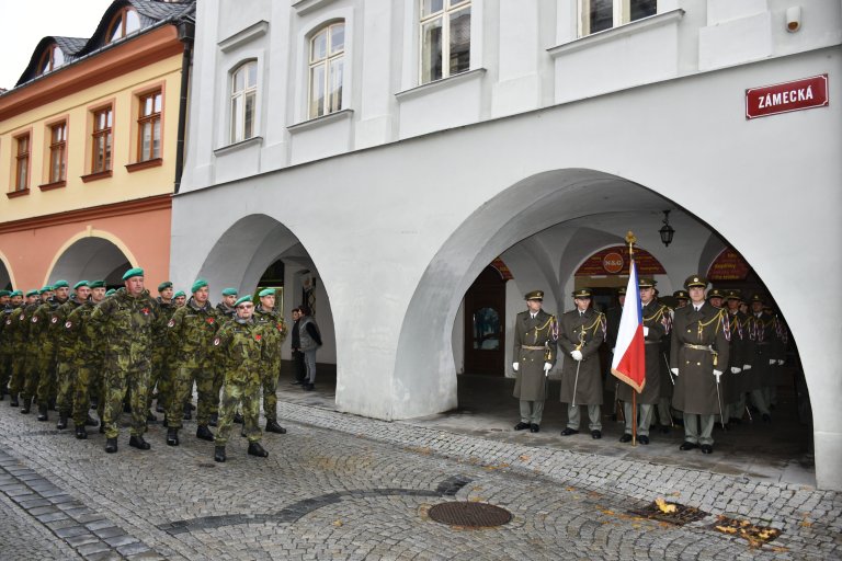 Příchod vojáků na Masarykovo náměstí