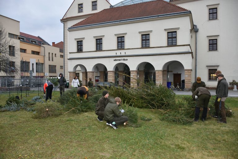 Věnec zdobí studenti Střední lesnické školy