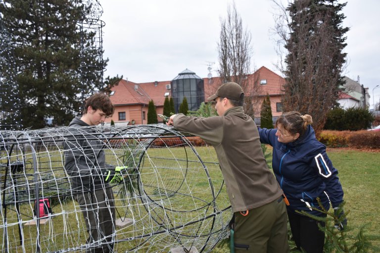 Věnec zdobí studenti Střední lesnické školy