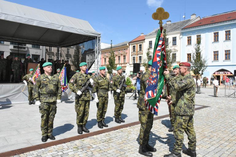 Předání praporu brigády novému veliteli