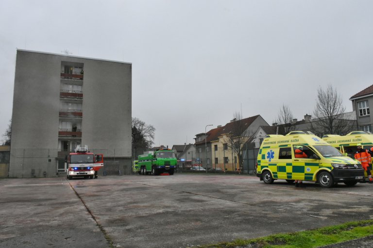 Najíždí další hasičská technika a sanitky