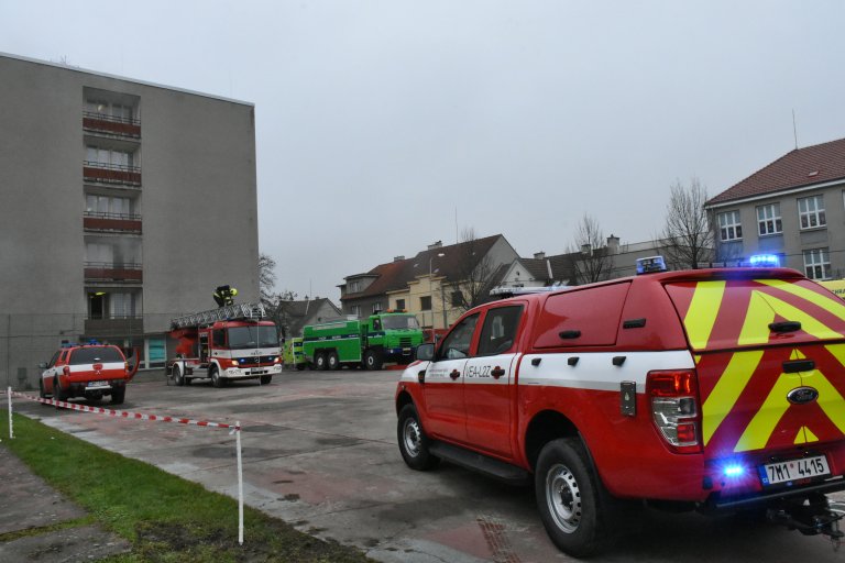 Najíždí další hasičská technika a sanitky