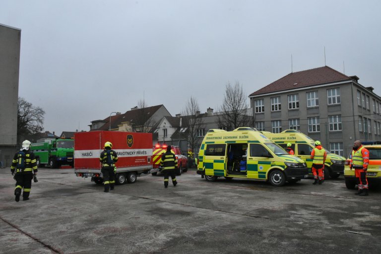 Najíždí další hasičská technika a sanitky